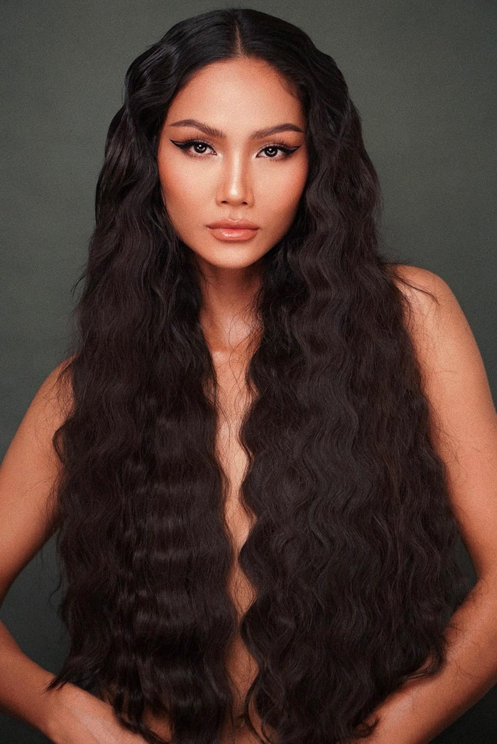 Trong ảnh, Hoa hậu Hoàn vũ Việt Nam 2017 xuất hiện bán nude - phía trên cô không mặc áo và phía dưới diện quần. Để phần trên không quá hở hang, H'Hen Niê đã đội thêm bộ tóc giả siêu dài để che kín vòng 1. Style 'nửa kín nửa hở' của nàng hậu đã thu hút sự chú ý của đông đảo netizen.