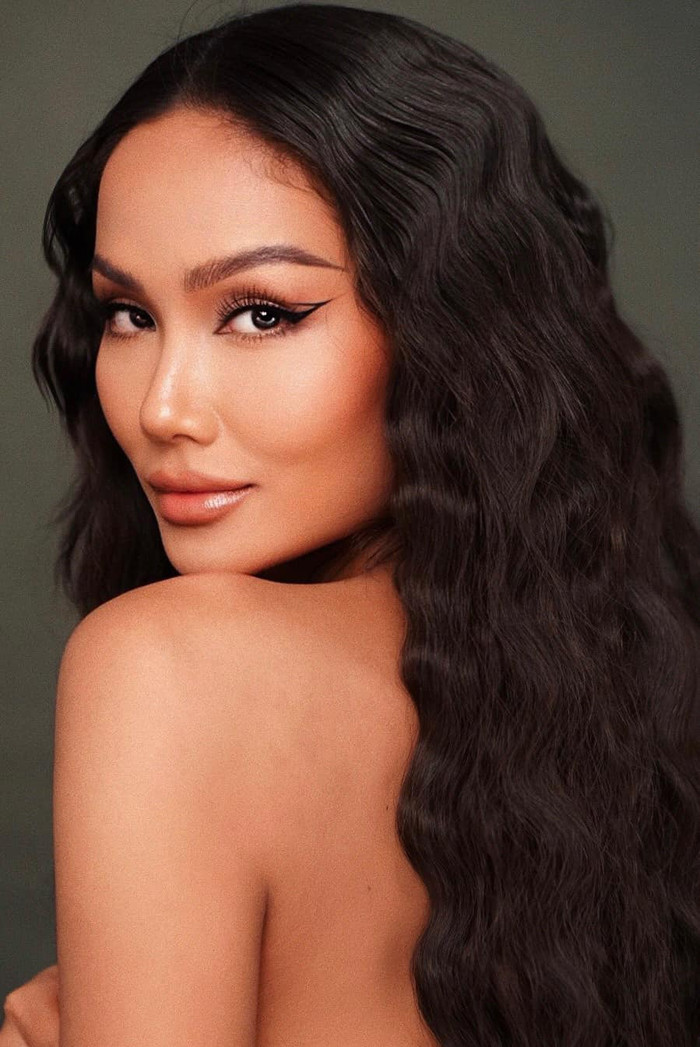 Trong một bức ảnh khác, H'Hen Niê khoe lưng trần và dùng tay che lại vòng 1 để không bị phản cảm. Kể từ sau khi kết thúc nhiệm kỳ, nàng hậu thử sức với nhiều phong cách táo bạo hơn. Sở hữu cơ thể nuột nà cùng tỷ lệ hoàn hảo, H'Hen Niê thường xuyên diện đồ cut-out hoặc bó sát để khoe khéo body hoàn mỹ. Trong bộ ảnh này, cô trang điểm khá đơn giản với điểm nhấn là đường kẻ mắt sắc lẹm để tổng thể thêm phần cá tính.