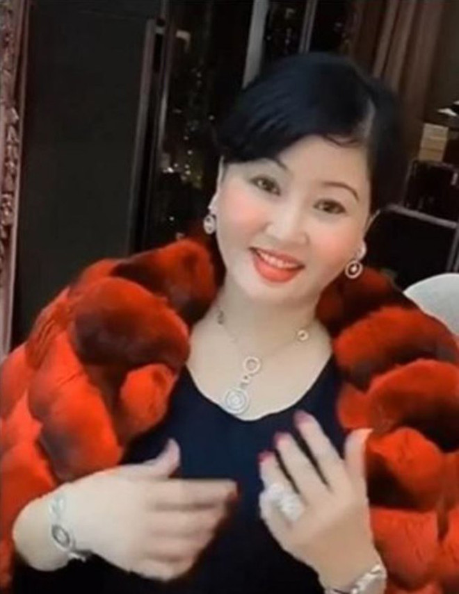 Mẹ ruột của Thái Thiên Phượng trong một lần hiếm hoi xuất hiện.