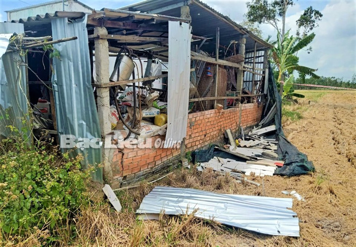 Vách tôn nhà kho bị sức công phá vụ nổ làm hư hỏng nặng. Ảnh: Báo Bạc Liêu