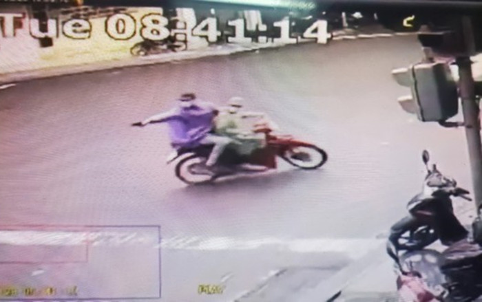 Clip nhóm người rượt đuổi, nổ súng bắn nhau như phim hành động giữa phố gây sốc Ảnh 2