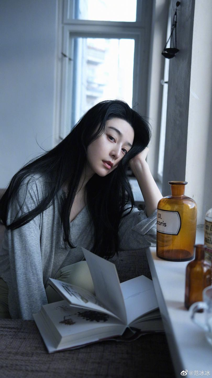 Không những vậy, mái tóc đen tuyền của nữ diễn viên cũng được khen ngợi quá chắc khoẻ giúp cô trở nên trẻ trung hơn hẳn so với tuổi thật của mình. 