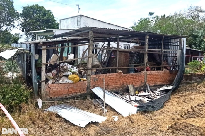 Cận cảnh căn nhà kho hư hỏng nặng sau vụ nổ. (Ảnh: Dân Trí) 