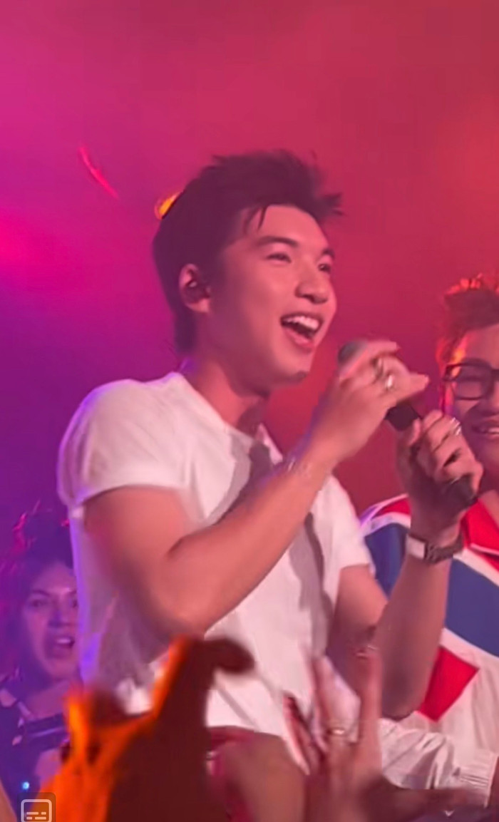  HIEUTHUHAI giao lưu cùng khán giả trong một đêm diễn. 