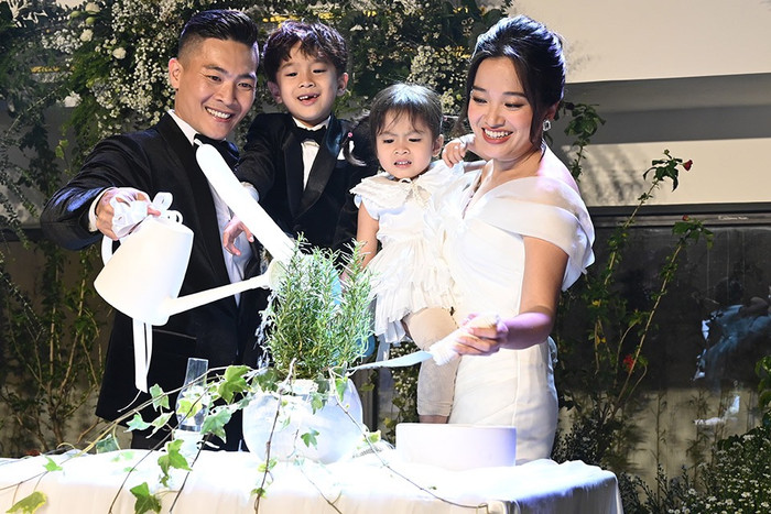 Sau 7 năm bên nhau, Quốc Cơ - Hồng Phượng đã có tổ ấm viên mãn bên 2 thiên thần nhỏ cùng sự nghiệp lẫy lừng.