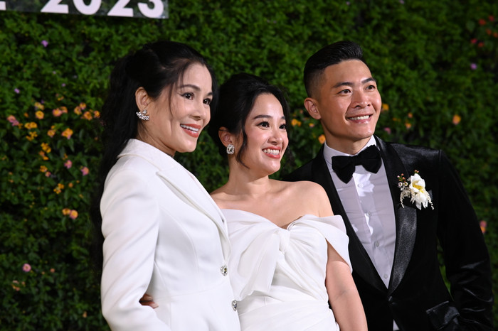 Vợ MC Quyền Linh (đầu tiên từ trái sang).