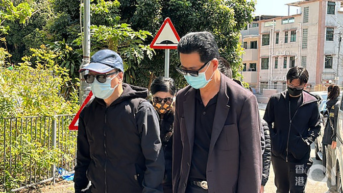 Mẹ Thái Thiên Phượng (giữa) xuất hiện tại hiện trường vụ án để cầu nguyện cho con gái. (Ảnh: HK01)