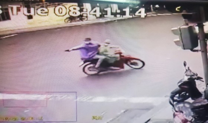 Sự việc được camera an ninh ghi lại. (Ảnh chụp màn hình).