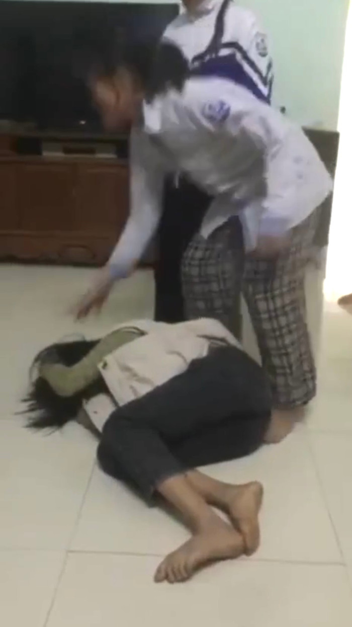 Nữ sinh bị một nhóm bạn đánh hội đồng. Ảnh cắt từ clip 