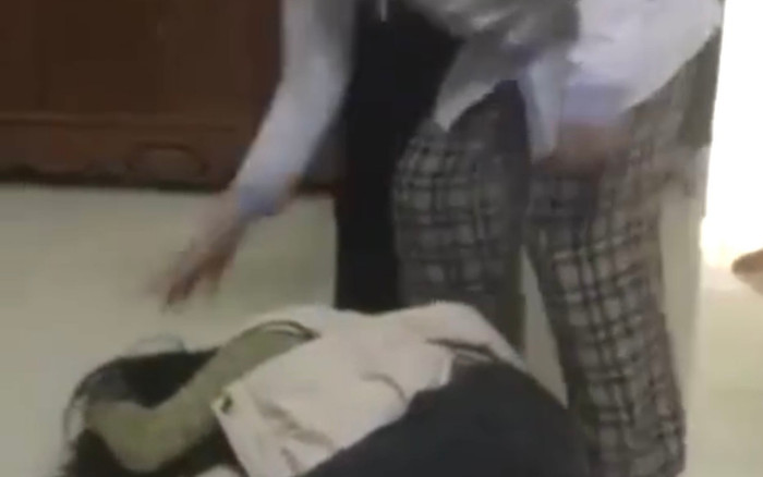 Tình tiết khiến phụ huynh đau thắt ruột gan vụ nữ sinh bị lừa về nhà, đóng cửa và hành hung Ảnh 2