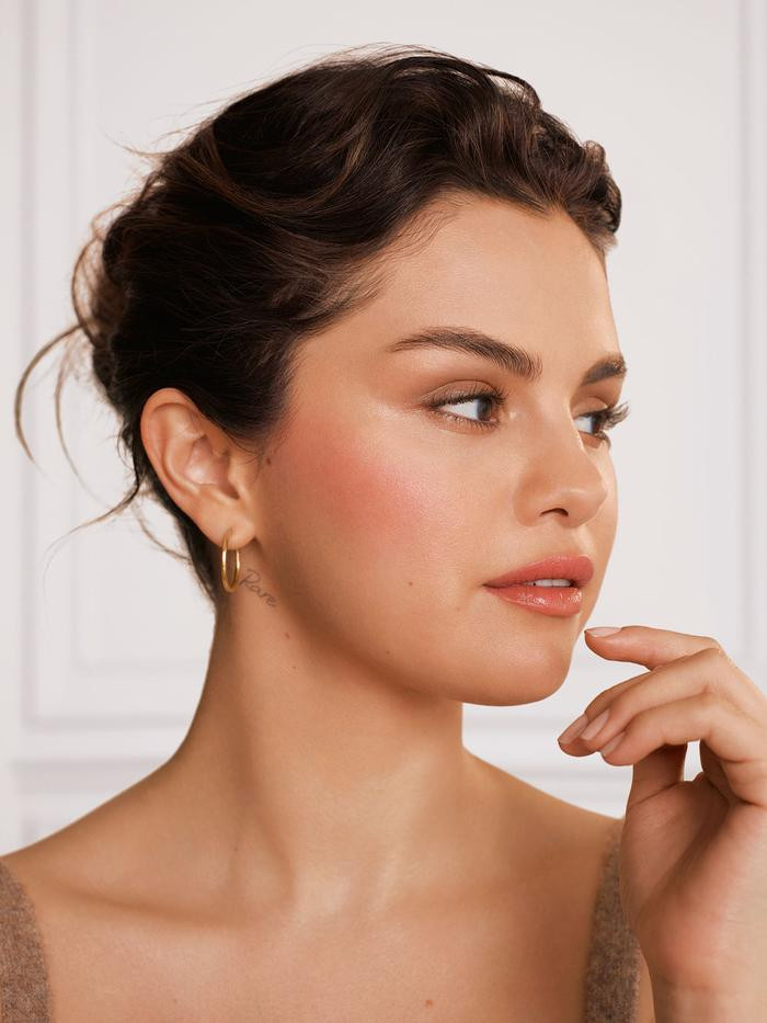 Bí quyết dưỡng da 'lạ lùng' của Selena Gomez: Tẩy trang 3 bước bằng serum có giá hơn 10 triệu Ảnh 2