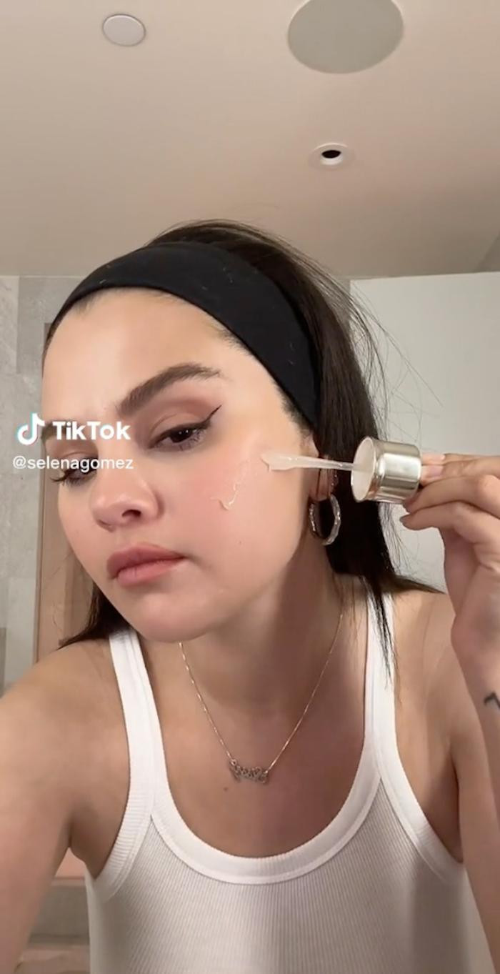  Bí quyết dưỡng da 'lạ lùng' của Selena Gomez: Tẩy trang 3 bước bằng serum có giá hơn 10 triệu Ảnh 3