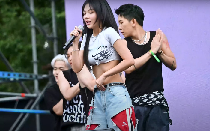 Biểu diễn quá sung, nữ ca sĩ liên tục kéo quần để tránh bị tụt trên sân khấu Ảnh 2