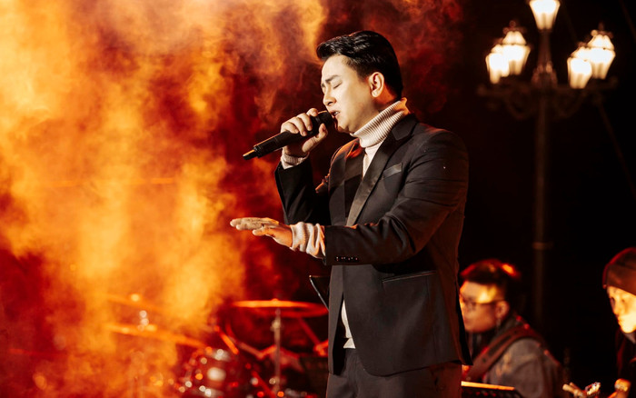 Hoài Lâm hát nhạc trẻ với tone cao chót vót, phản ứng ra sao khi gặp sự cố quên lời? Ảnh 2