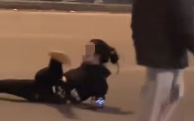 Cô gái trẻ nằm lăn lộn giữa đường mặc ánh nhìn ái ngại của bao người Ảnh 2