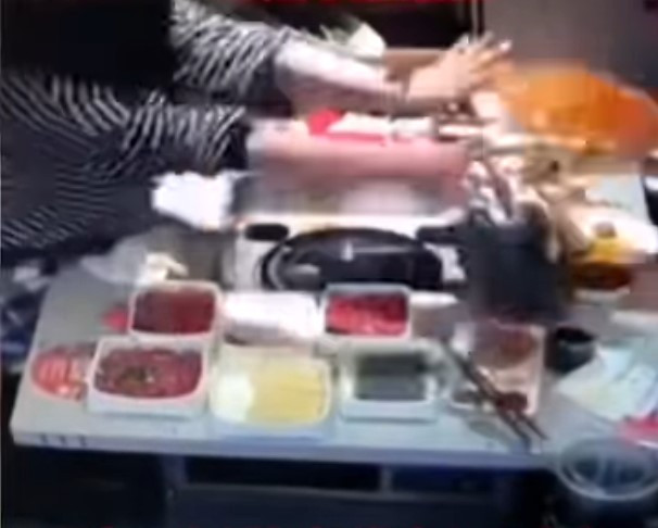 Cô gái hất cả nồi lẩu đang sôi vào chàng trai.