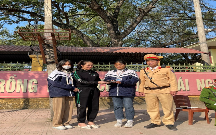 Hai nữ sinh Bắc Giang nhặt được của rơi liền có hành động khiến ai nấy đều khen ngợi Ảnh 2