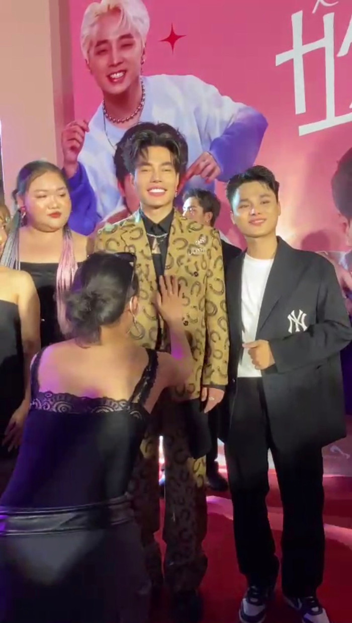 Stylist đã phải lên sửa sang trang phục lần thứ hai cho Lê Dương Bảo Lâm