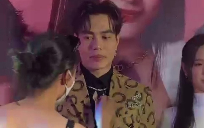 Lê Dương Bảo Lâm gặp sự cố trang phục trên thảm đỏ, phải liên tục 'cầu cứu' stylist Ảnh 2