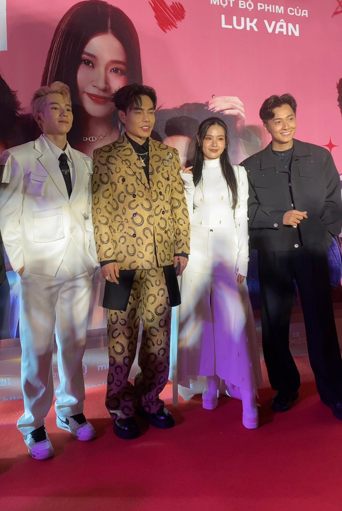 Lê Dương Bảo Lâm nở nụ cười rạng rỡ, thể hiện sự vui vẻ khi có cơ hội được gặp gỡ những đồng nghiệp thân thiết