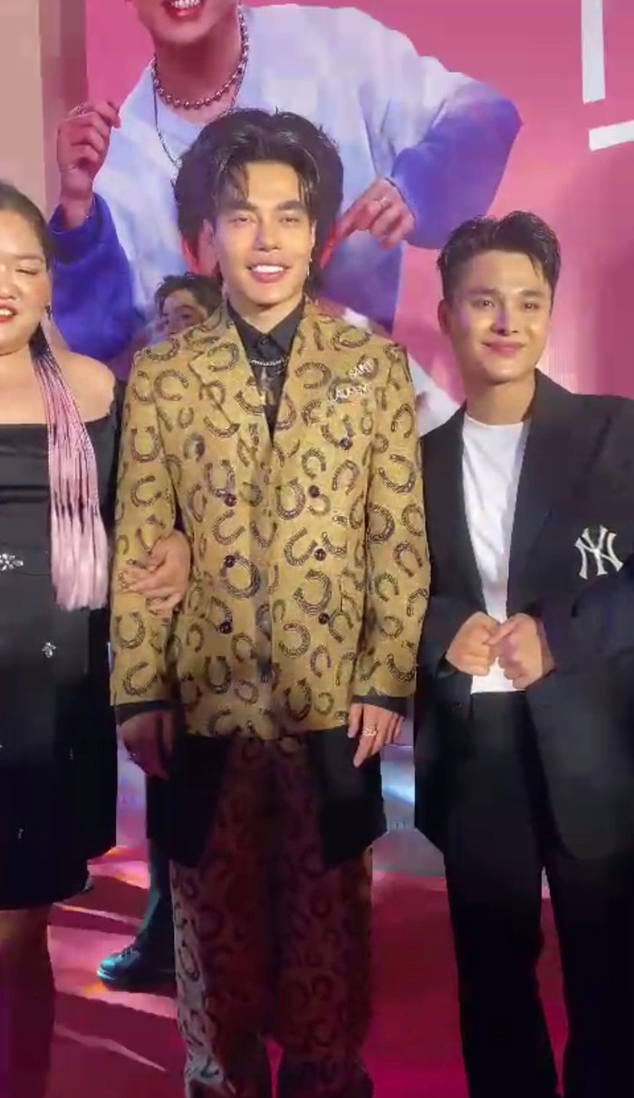 Biểu cảm bối rối của Lê Dương Bảo Lâm khi đứng bên cạnh các khách mời trong buổi họp báo