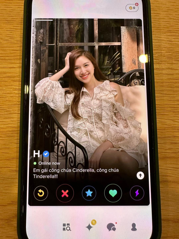 Tài khoản trên app hẹn hò có tích xanh chính chủ đang được cho là của hoa hậu Thanh Thanh Huyền.