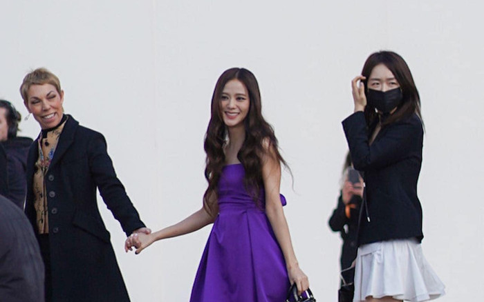 Chiếc váy 'tím lịm tìm sim' của Dior không thể lu mờ nhan sắc tỏa sáng của Jisoo (BlackPink) Ảnh 2