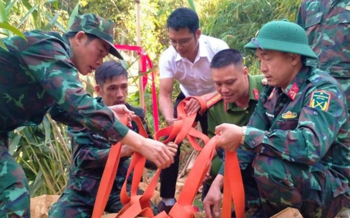 Múc đất trong vườn, người dân tá hỏa phát hiện cảnh tượng 'kinh hãi' liền báo công an Ảnh 2
