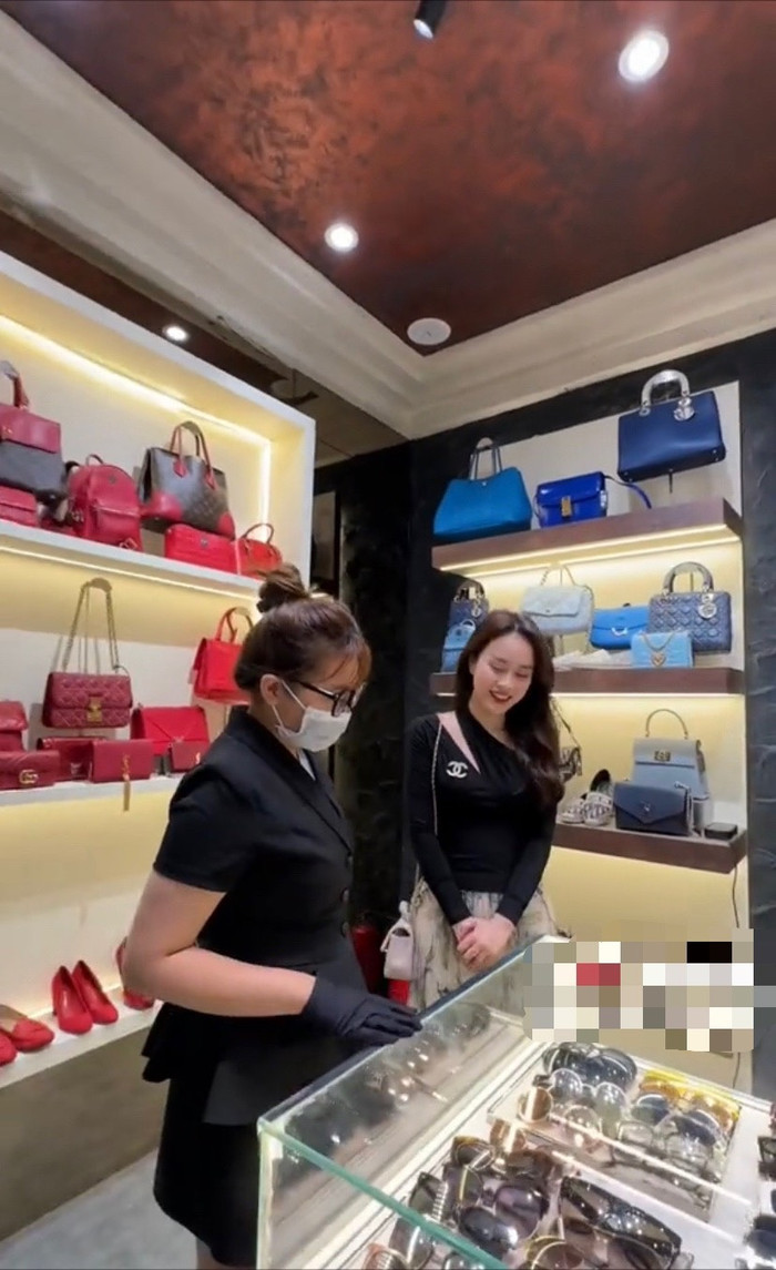 Nữ diễn viên 'Đừng làm mẹ cáu' chọn các mẫu kính vô cùng cẩn thận