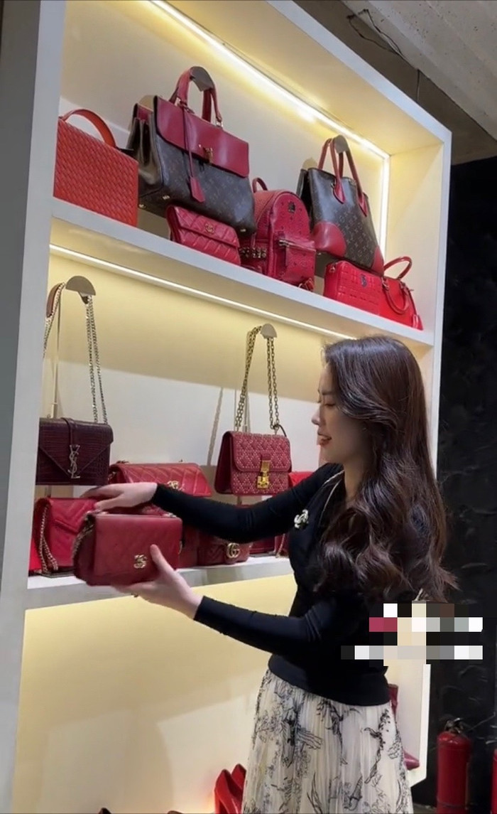 Mai Phương rất yêu thích túi xách hàng hiệu