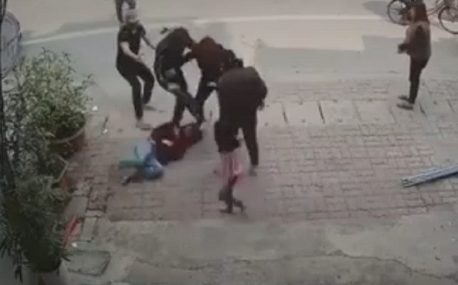 Phẫn nộ clip chủ cửa hàng bị nhóm người hành hung khi đang mang thai Ảnh 2