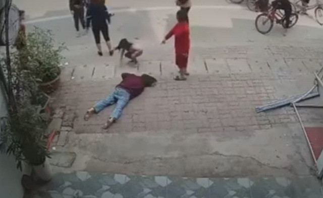 Phẫn nộ clip chủ cửa hàng bị nhóm người đánh, hành hung khi đang mang thai Ảnh 2