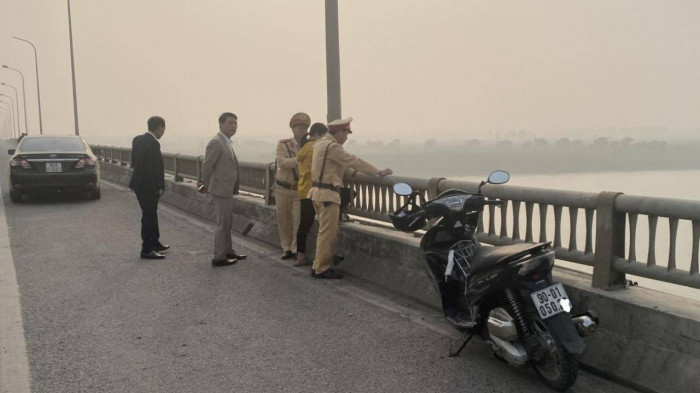 Tổ công tác tiếp cận, động viên người phụ nữ từ bỏ ý định tự tử