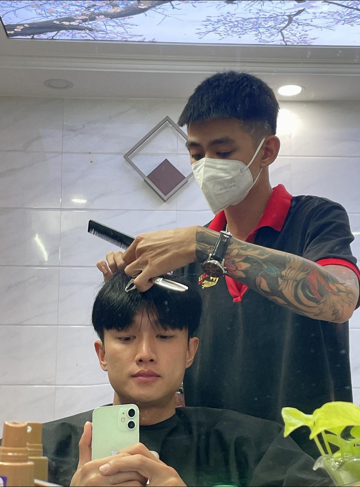 Quốc Trường khá vui vẻ trước khi chuẩn bị tút tát lại bản thân