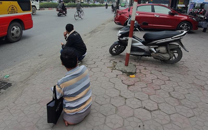 Người đàn ông khuyết tật tứ chi chờ xe buýt nhưng bị từ chối, lý do khiến ai nấy đều phẫn nộ Ảnh 2