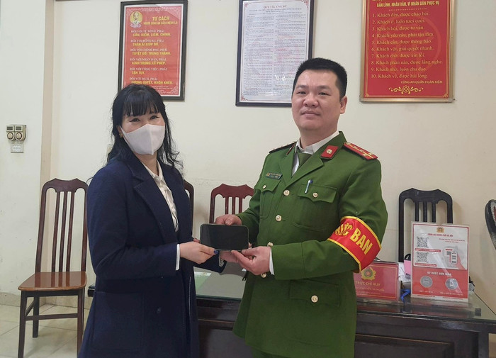 CAP Hàng Trống đã tiến hành trao trả lại tài sản thất lạc cho chị Mùi. (Ảnh: CAHN).