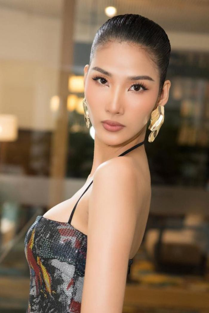 Á hậu Hoàng Thùy giải thích về dáng đứng kỳ cục tại Miss Universe 2019: Nghe xong chỉ biết xót xa Ảnh 1