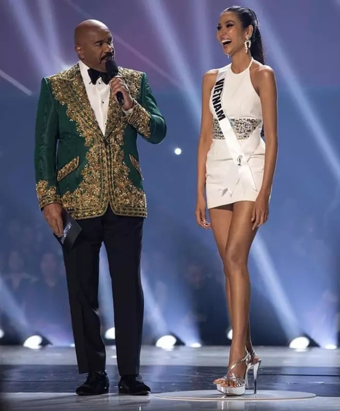 Á hậu Hoàng Thùy giải thích về dáng đứng kỳ cục tại Miss Universe 2019: Nghe xong chỉ biết xót xa Ảnh 3