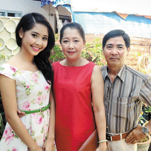 Hình ảnh hiếm hoi của Tường Vi bên cạnh bố mẹ