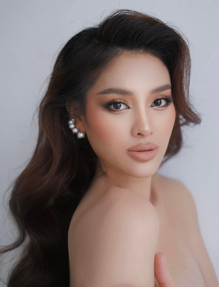 Nữ diễn viên make up đậm với tone nâu tây cực quyến rũ. 