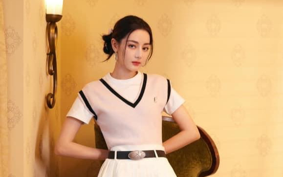 Địch Lệ Nhiệt Ba xuất hiện công khai trước khán giả hậu nghi vấn mang bầu Ảnh 2