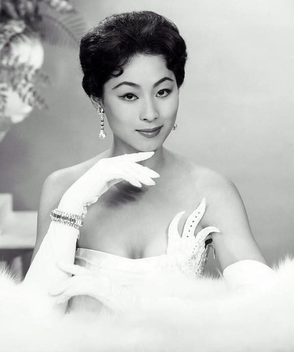 Dù hiện tại dải sash Nhật Bản gần như bị lu mờ tại các cuộc thi sắc đẹp nhưng đây lại là quốc gia mang lại chiến thắng đầu tiên cho châu Á tại Miss Universe vào năm 1959. Cô cũng là Hoa hậu cuối cùng trong kỷ nguyên đầu tiên của Miss Universe.