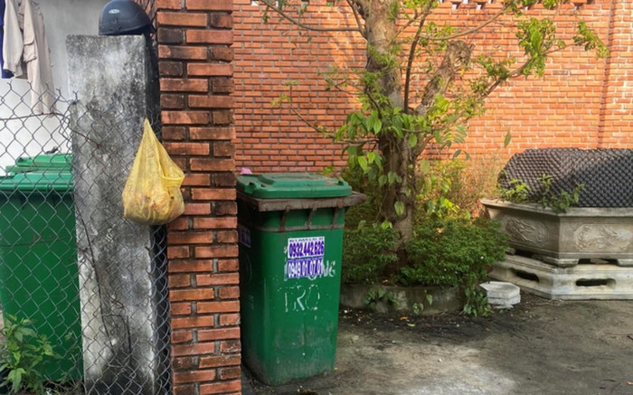 Nghe tiếng khóc trong thùng rác lúc rạng sáng, lại gần kiểm tra bàng hoàng với cảnh tượng trước mắt Ảnh 2