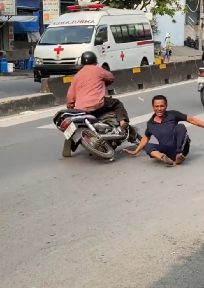 Cú va chạm đúng lúc một chiếc xe cứu thương đi qua khiến dân mạng hài hước cho là 'đúng người đúng thời điểm' 