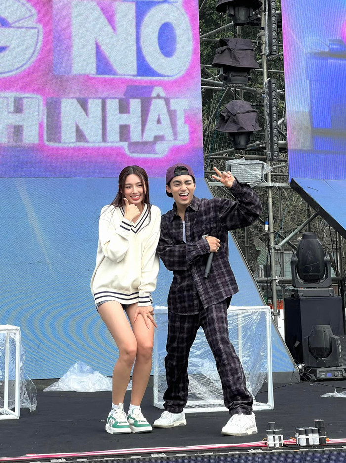 Thùy Tiên kết hợp với nam ca sĩ trẻ MONO để mang đến cho khán giả một sân khấu sôi động và bùng nổ.