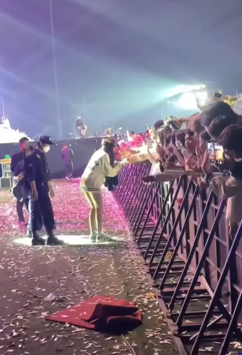 Sau khi kết thúc chương trình, người đẹp sinh năm 1998 đã chạy lại phía khán giả để cúi người cảm ơn.