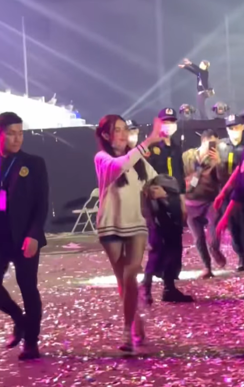 Thùy Tiên vẫn nuối tiếc vẫy tay với người hâm mộ cho đến lúc lên xe. Chắc hẳn sau đêm diễn ngày hôm qua, có nhiều người đã 'nộp đơn' xin gia nhập fanclub của nàng hậu.