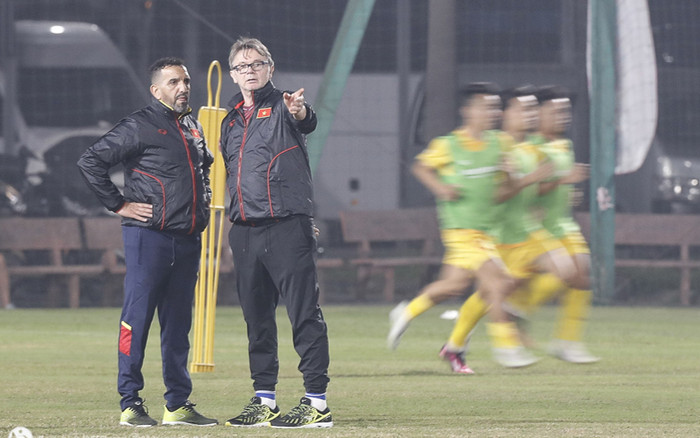 Đằng sau chuyện HLV Troussier cho các cầu thủ Việt Nam tập khung giờ lạ Ảnh 2