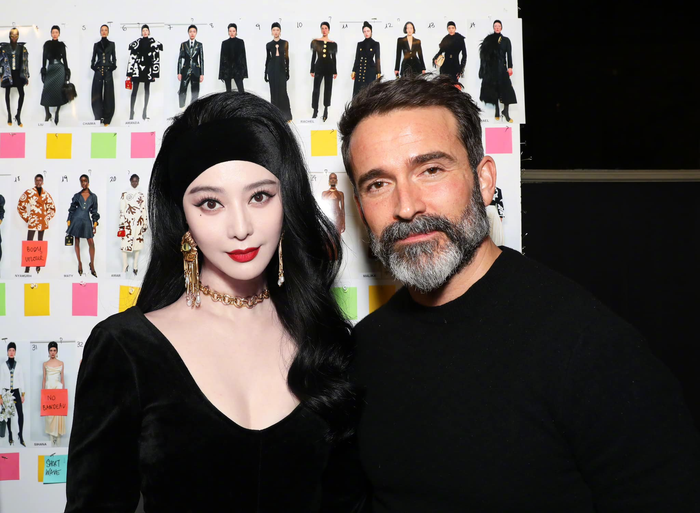 Nữ chính Võ Mỵ Nương truyền kỳ khoe vẻ đẹp sắc sảo bên cạnh Giám đốc sáng tạo của Schiaparelli. 