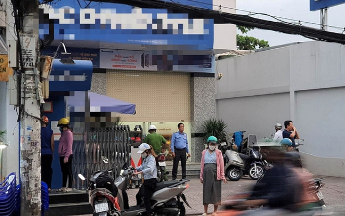 Nam thanh niên cầm vật giống súng xông vào ngân hàng rồi lại vội vàng cùng đồng bọn tẩu thoát Ảnh 2